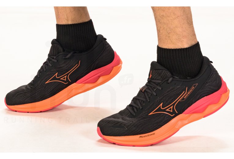 Mizuno Wave Revolt 3